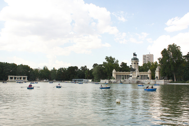 retiro park pond madrid