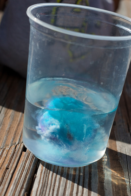 Looking for an easy way to color Easter eggs with kids? These Volcano Easter eggs are perfect - Easter egg decorating and a science experiment rolled into one fun holiday activity! Make beautiful tie-dyed Easter eggs with everyday pantry supplies and no mess. DIY | Easter Crafts | Easter Ideas