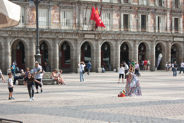 plaza mayor street performers