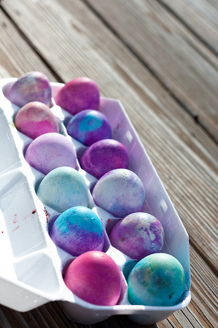 Looking for an easy way to color Easter eggs with kids? These Volcano Easter eggs are perfect - Easter egg decorating and a science experiment rolled into one fun holiday activity! Make beautiful tie-dyed Easter eggs with everyday pantry supplies and no mess. DIY | Easter Crafts | Easter Ideas