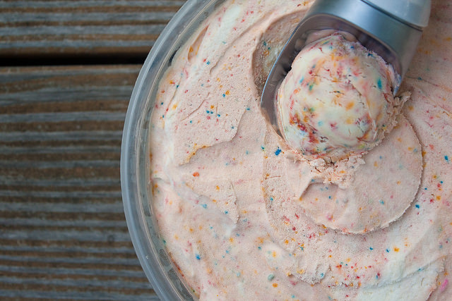 What’s the quintessential summer food? Ice cream! This recipe for No-Churn Cake Batter Ice Cream is so easy, kids can make it themselves. Fast, fun and delicious! #FuelUpPlayLearn Desserts | Easy Desserts | Dairy Month | Kids in the Kitchen 